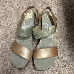 NWOT OTBT wedge Gold size 8